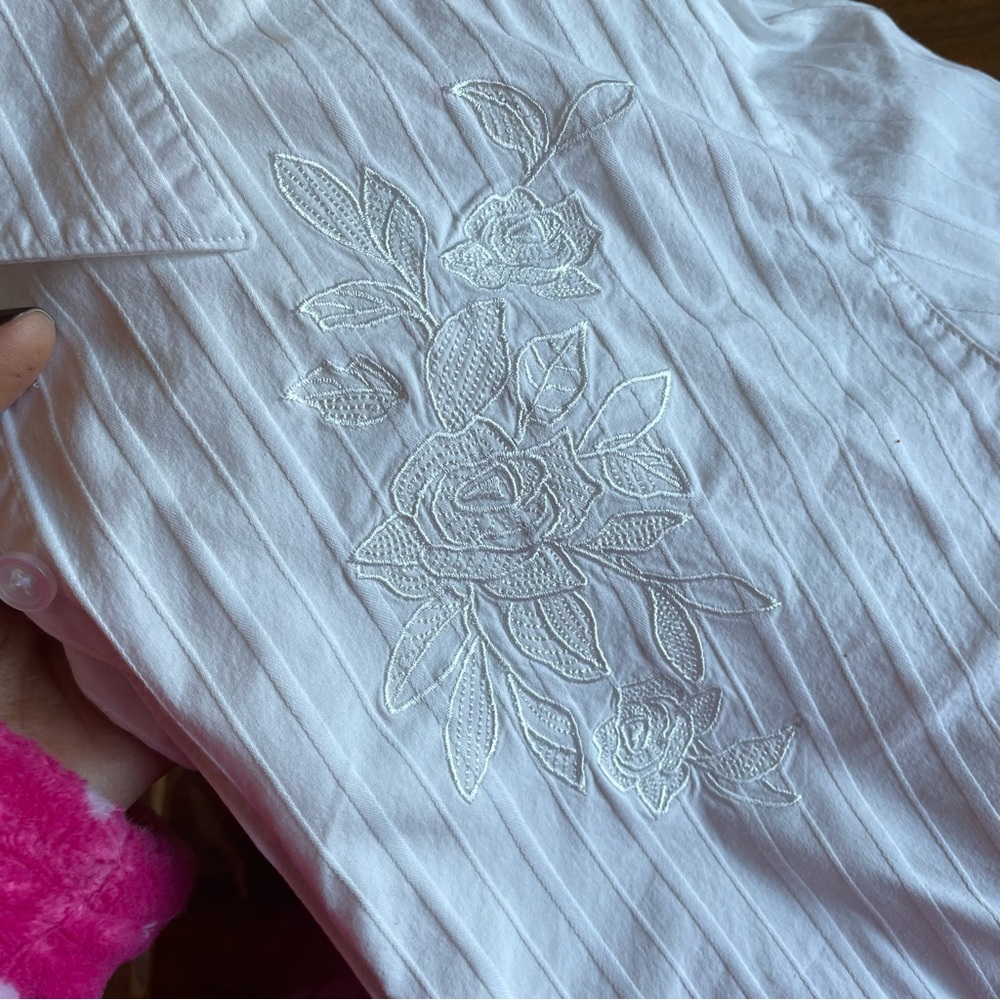 Embroidered beautiful shirt - Picture 3 of 8
